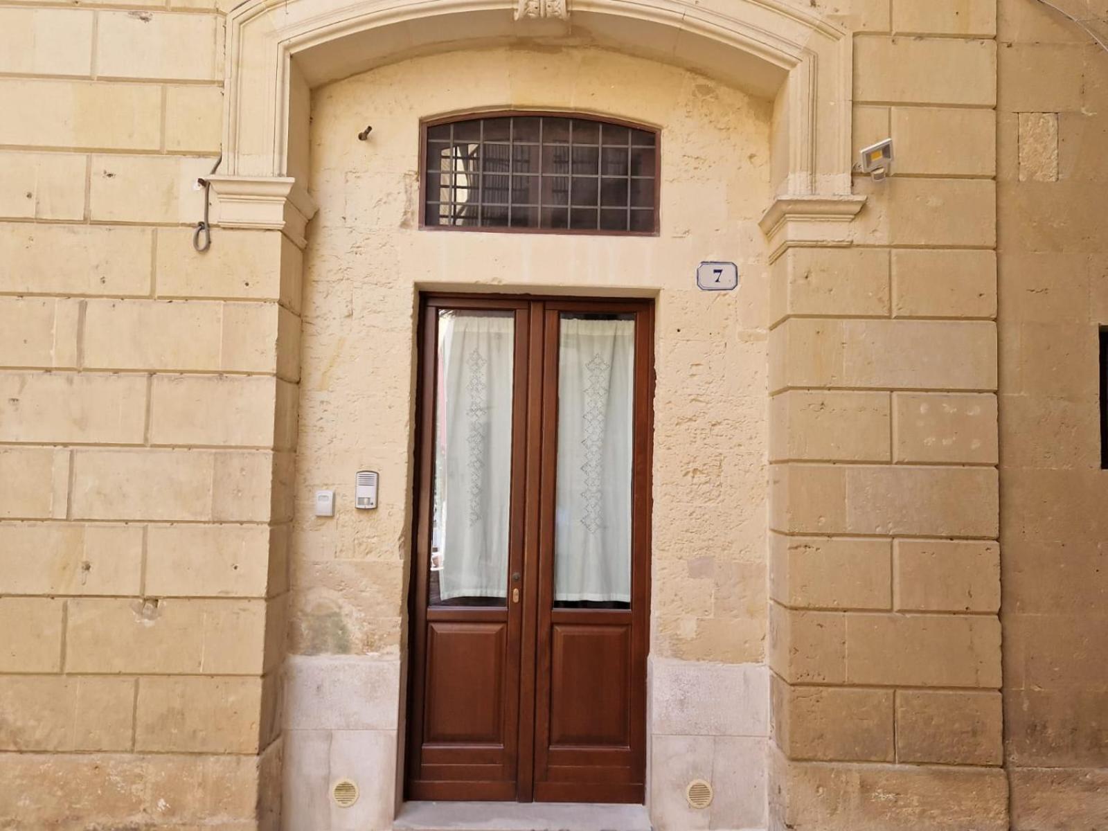 Al Centro Di Lecce Appartamento Le Due Rose-Con Patio Privato Exterior photo