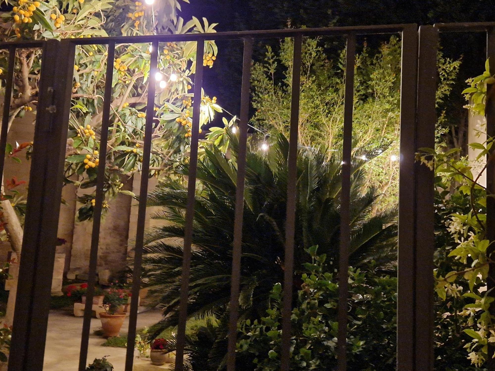 Al Centro Di Lecce Appartamento Le Due Rose-Con Patio Privato Exterior photo
